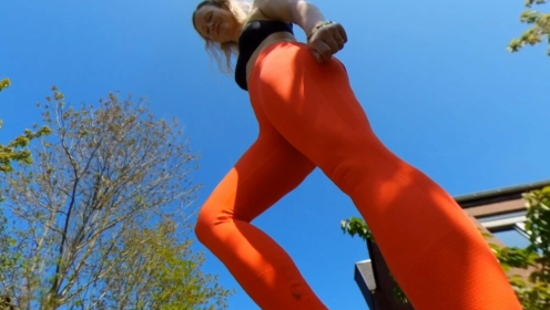 Giantess Maria zertritt ein ganzes Dorf