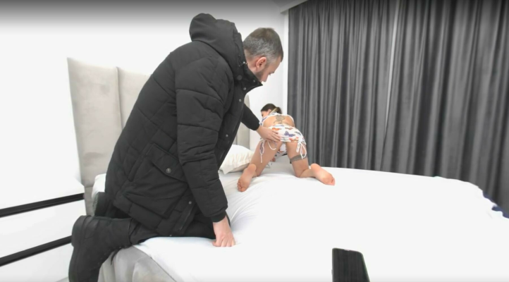 Tattooed Kate Fixes TV in Steamy VR Encounter - Image 2