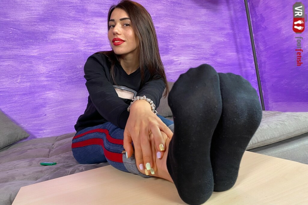 Petra's Seductive Foot Fetish Sniffing Tease - Image 4