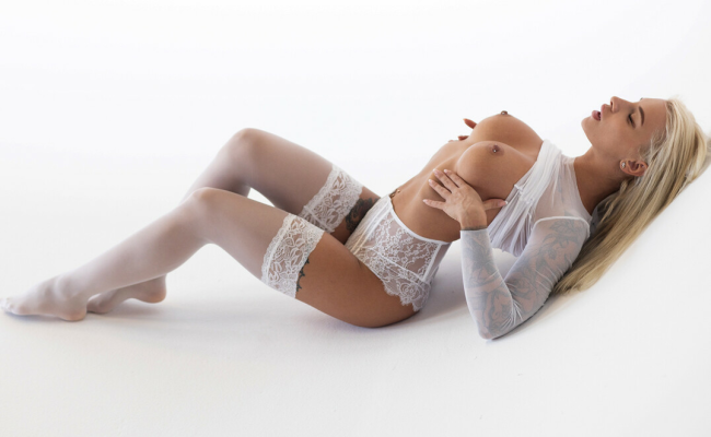 Hot & Heavy AbbyQ VR Striptease Sensation - Image 5