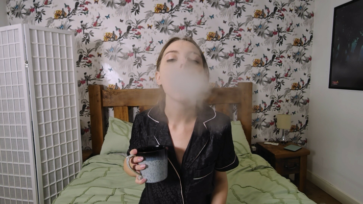 Chloe Toy Vaping Seduction in Bed - Image 2