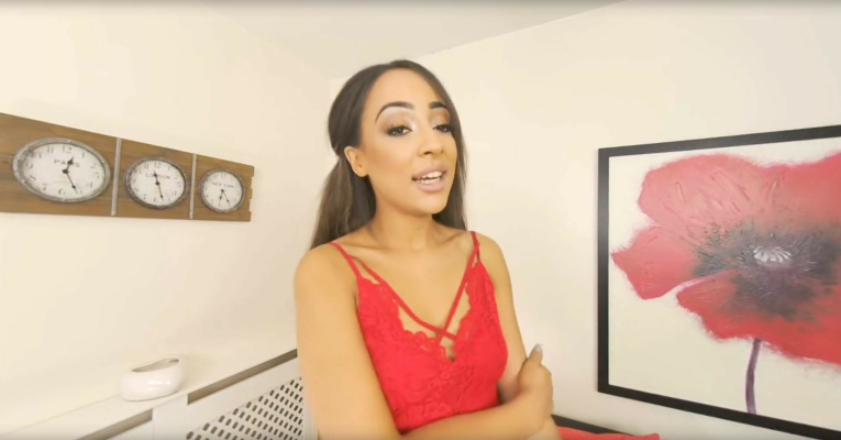 Kayla Louise Sexting Deal in Stunning 6K VR - Image 1