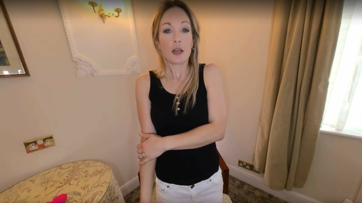 Princess Anna Squirting Solo in Stunning 8K - Image 1