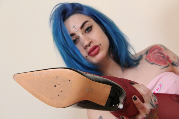 Denise's Sizzling Foot Tease in Stunning 4K - Image 1